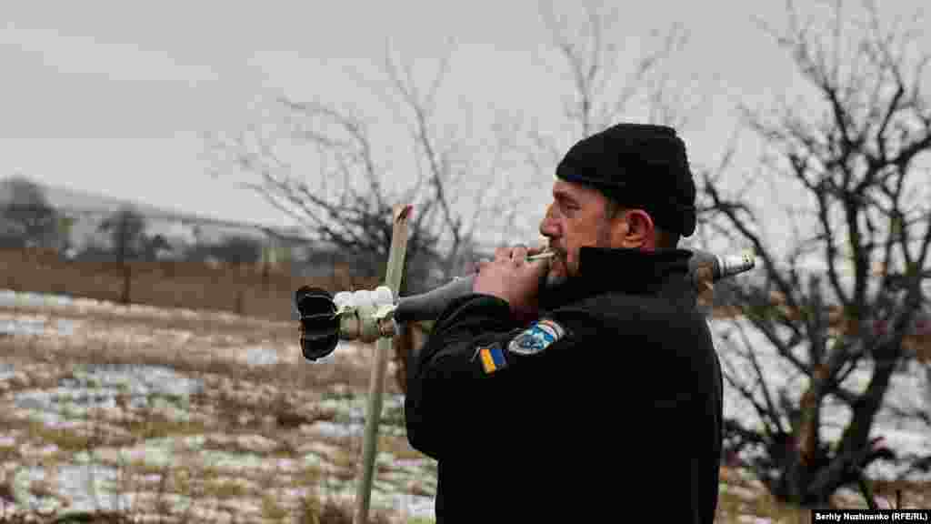 Украински войник носи минохвъргачка, с която ще стреля към руските позиции край Соледар на 14 януари. &quot;Всичко е напълно разрушено. Почти не е останал живот. Какво се опитва да спечели Русия там?&quot;, попита украинският президент Володимир Зеленски миналата седмица.