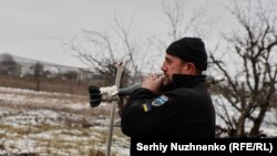 Украински войник се готви да стреля срещу руски позиции в района на Соледар, Донецка област. Снимката е от 14 януари