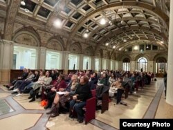 Публіка у бібліотеці Salaborsa під час зустрічі з поетесами, Болонья 19 листопада 2022 року