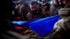 Президент України Володимир Зеленський під час візиту до міста Бахмуту із українським прапором з написами, який йому передали оборонці міста. Бахмут, Донеччина, 20 грудня 2022 року 