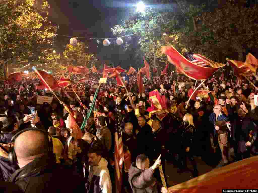 Nakon govora &nbsp;građani su krenuli u protestnu šetnju koja je, kao i skup, završena bez incidenata.