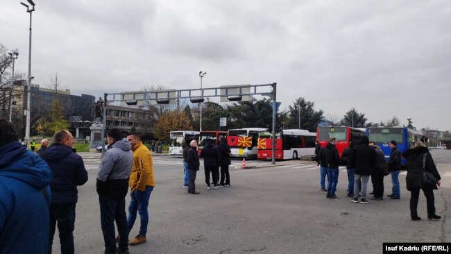 Disa qytetarë dhe shoferë autobusësh në Shkup.