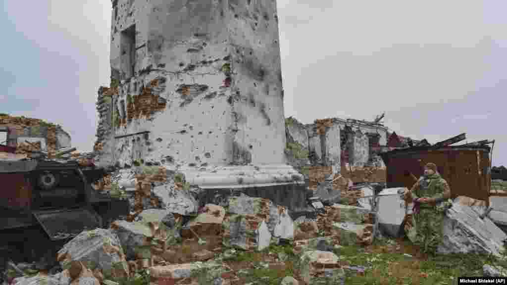 A szigeten állt egy&nbsp;180 éves világítótorony, amely a harcok során szinte teljesen megsemmisült
