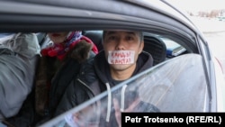 Активист движения «Oyan, Qazaqstan!» Дархан Шарипов в полицейском автомобиле. Алматы, 20 ноября 2022 года
