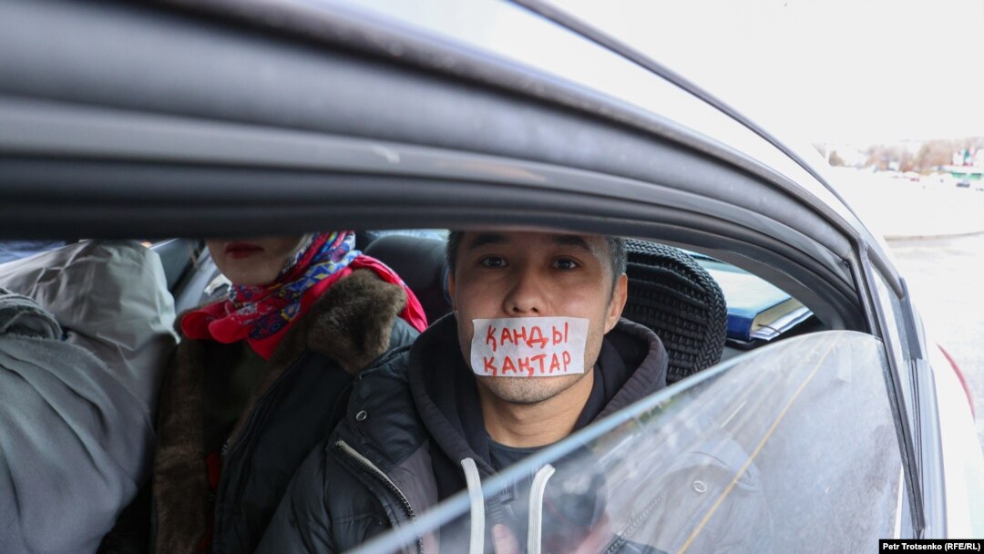 Активист Oyan, Qazaqstan Дархан Шарипов в машине после задержания вслед за выходом на протест в день президентских выборов. Алматы, 26 ноября 2026 года