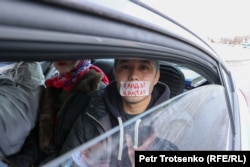 Задержанный активист «Oyan, Qazaqstan!» Дархан Шарипов в полицейском автомобиле. Алматы, 20 ноября 2022 года