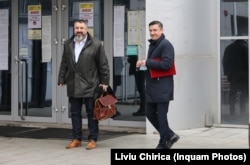 Primarul Mihai Chirica, alături de avocatul său, Marius Striblea, la un proces ce a avut loc la Tribunalul Iași privind măsura controlului judiciar impusă într-un dosar al DNA. 8 februarie 2022.