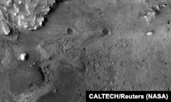 Zelena tačka označava mjesto na kojem je NASA-in Perseverance Mars rover sletio u krater Jezero na Marsu 18. februara 2021. godine, Fotografja napravljena kamerom HiRISE na NASA-inom Mars Reconnaissance Orbiteru.