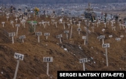 Számok jelzik a városban zajló harcok során elesett, azonosítatlan helyi lakosok sírját a mariupoli temetőben, Ukrajnában 2022. december 10-én
