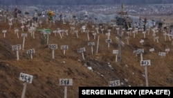 Номери на могилах неопізнаних місцевих жителів, які загинули під час наступу армії РФ. Цвинтар у Маріуполі, 10 грудня 2022 року