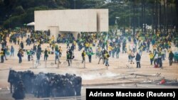 Demonstracije su planirane Braziliji, Rio de Žaneiru, Sao Paulu i drugim gradovima u zemlji (na fotografiji demonstranti upadaju u Kongres u Braziliji)