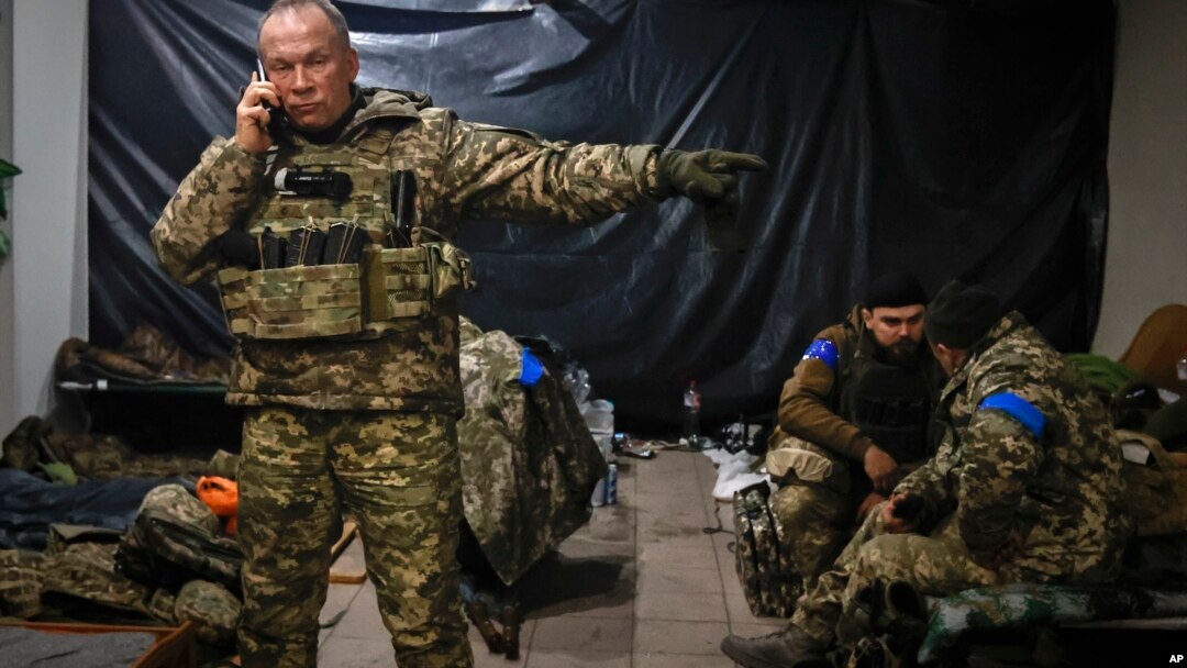 Командирът на украинската армия генерал-полковник Олександър Сирски дава инструкции в убежище в Соледар. Снимката е от 8 януари.
