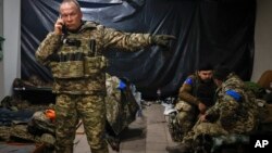 Командирът на украинската армия генерал-полковник Олександър Сирски дава инструкции в убежище в Соледар. Снимката е от 8 януари.
