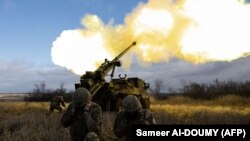 Ukrajinski vojnici ispaljuju municiju iz haubice "Cezar" francuske proizvodnje prema ruskim položajima u istočnoj Ukrajini, 28. decembar 2022.
