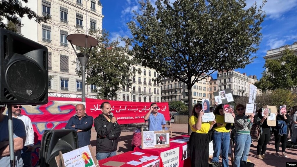 محمد م. در حال سخنرانی در یک تجمع ایرانیان در لیون فرانسه در حمایت از اعتراضات سراسری ایران، دسامبر ۲۰۲۲