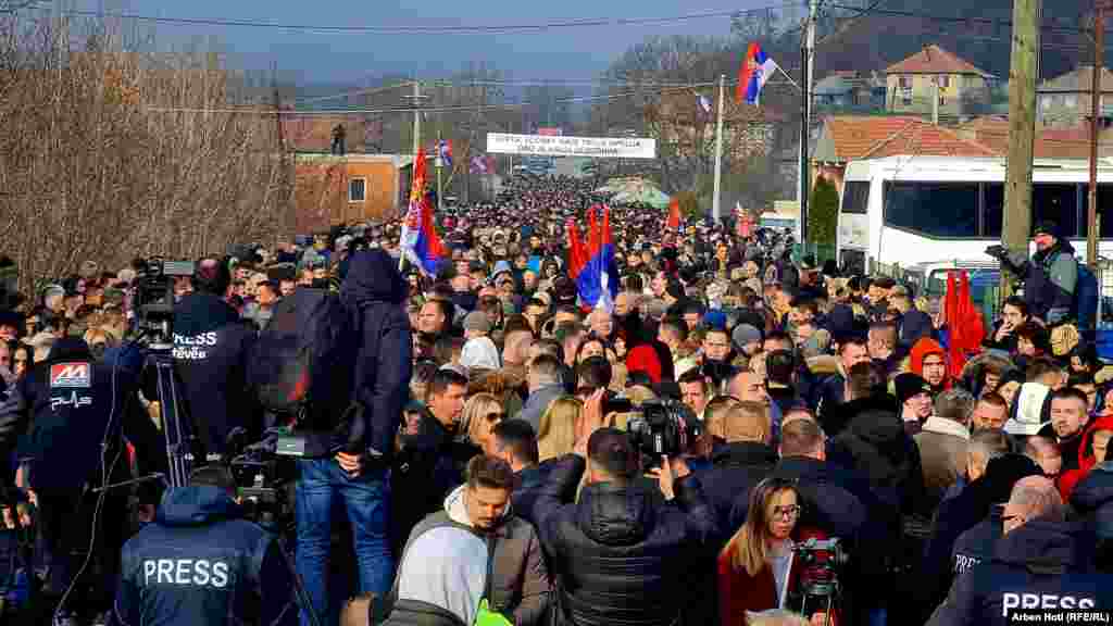 Qytetarët serbë të mbledhur në Rudarë.
