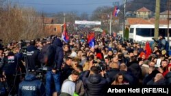 Na protest su došli i Srbi koji žive južno od reke Ibar
