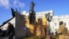 В Одессе демонтировали памятники Екатерине II и Александру Суворову