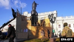 Odessada II Yekaterinanın heykəlinin demontajı