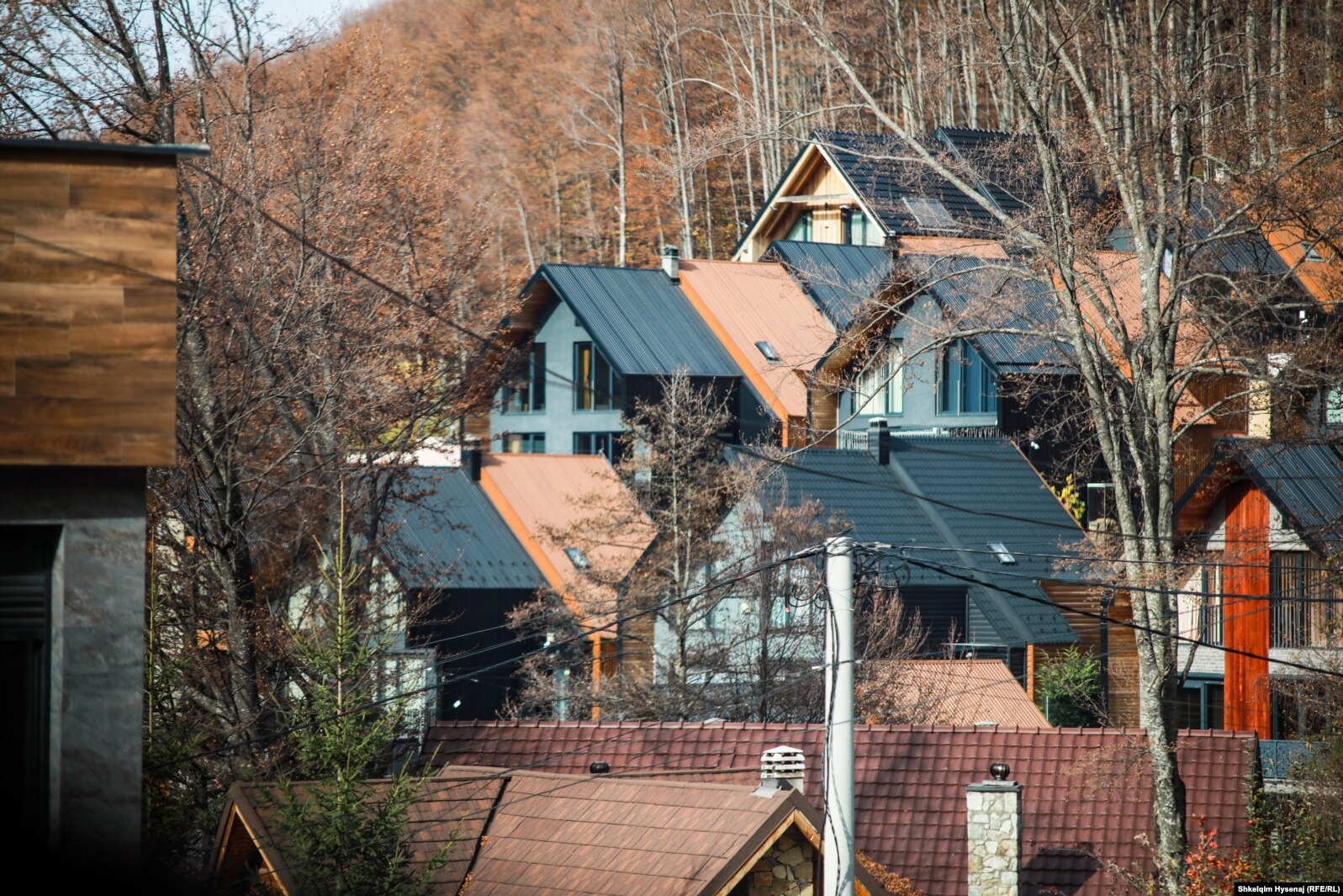 Institucionet e drejtësisë në Kosovë kanë konfiskuar më shumë se 70 objekte të ndërtuara ilegalisht në Brezovicë.