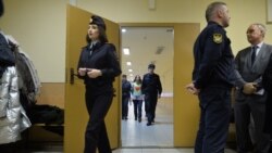 Время Свободы: За антивоенные стикеры. Сашу Скочиленко привезли в суд в наручниках