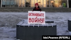 Yekaterina Korneicheva holds a one-person protest against the Ukraine war, in the Russian city of Perm on November 28