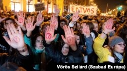 Tüntetés az elbocsátott tanárok miatt a Klik központja előtt 2022. december 3-án