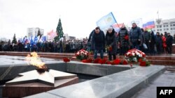 Locuitorii din regiunea rusă Samara depun flori în memoria soldaților ruși uciși la Makiivka
