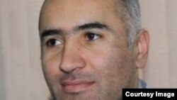 Акси Манучеҳр Холқназаров аз сайти https://www.frontlinedefenders.org/en/case/tajikistan-human-rights-defender-manuchehr-kholiknazarov-sentenced-15-years-imprisonment