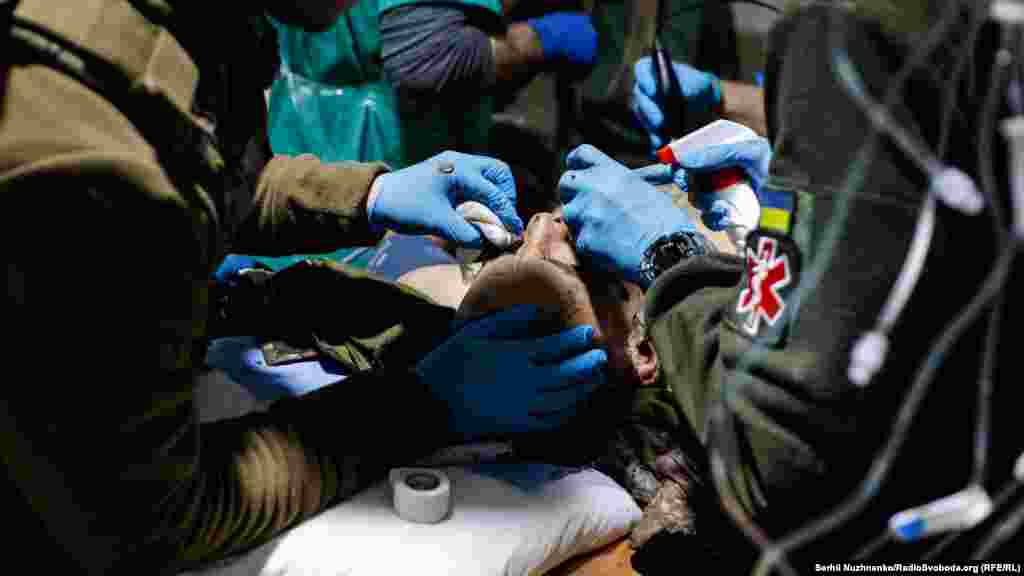 Українські військові медики надають допомогу пораненому військовому у стабілізаційному пункті Бахмута. Фото від&nbsp;листопаді 2022 року.&nbsp;(Автор: Сергій Нужненко, фотокореспондент Радіо Свобода)
