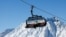 Скиор се вози на лифта в австрийския курорт Ишгъл.