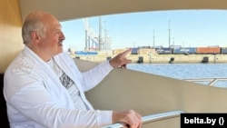 Лукашэнка аглядае порт Бронка пад Санкт-Пецярбургам. Чэрвень 2022 году