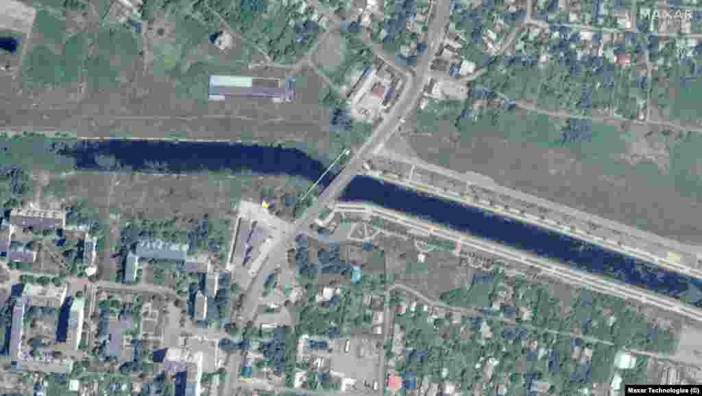 Супутникове зображення мосту через річку Бахмутівка в Бахмуті, 1 серпня 2022 року. Satellite image &copy;2023 Maxar Technologies