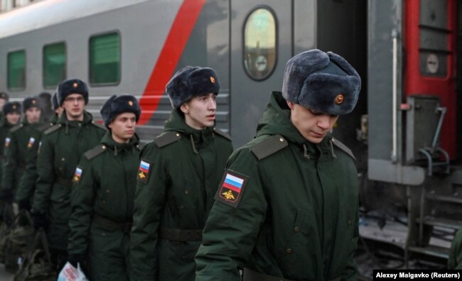 Katonai szolgálatra behívott orosz sorkötelesek indulnak a helyőrségekbe az oroszországi Omszk vasútállomásán 2022 novemberében