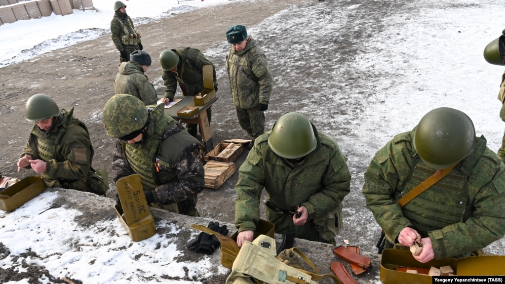 Мобилизирани руснаци получават оръжие и боеприпаси