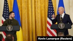 Президент України Володимир Зеленський (ліворуч) і президент США Джо Байден на пресконференції в Білому домі. Вашингтон, 21 грудня 2022 року