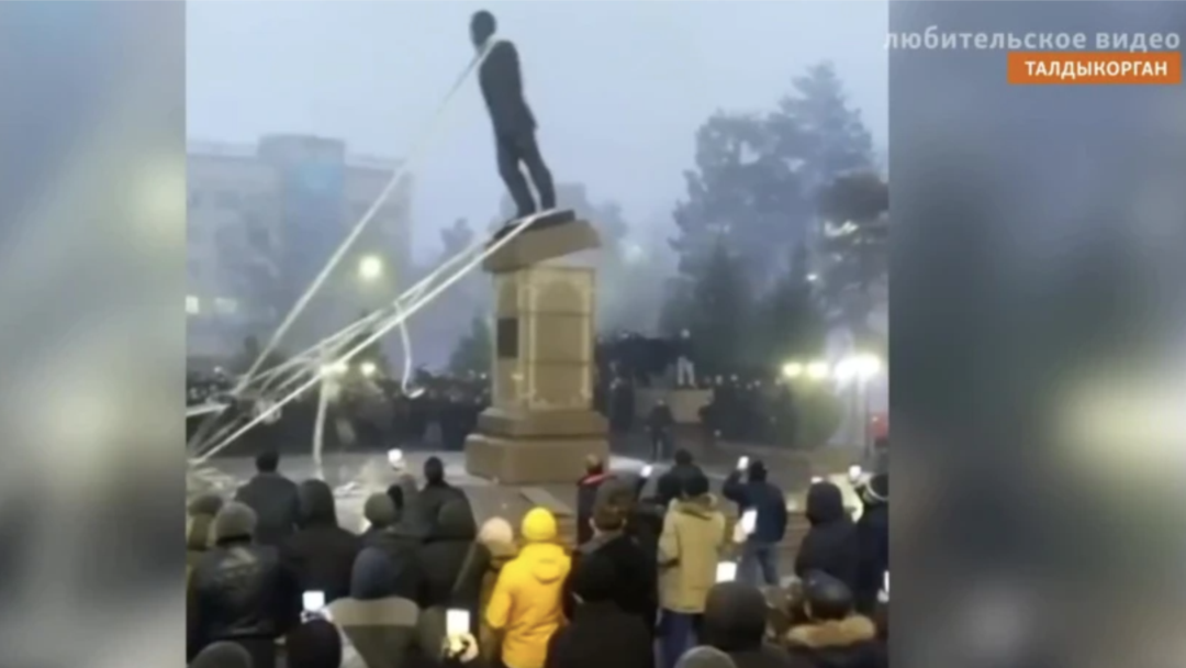 Үлкен әйел клиторын көрсету Табыңыз және сиқырлаңыз