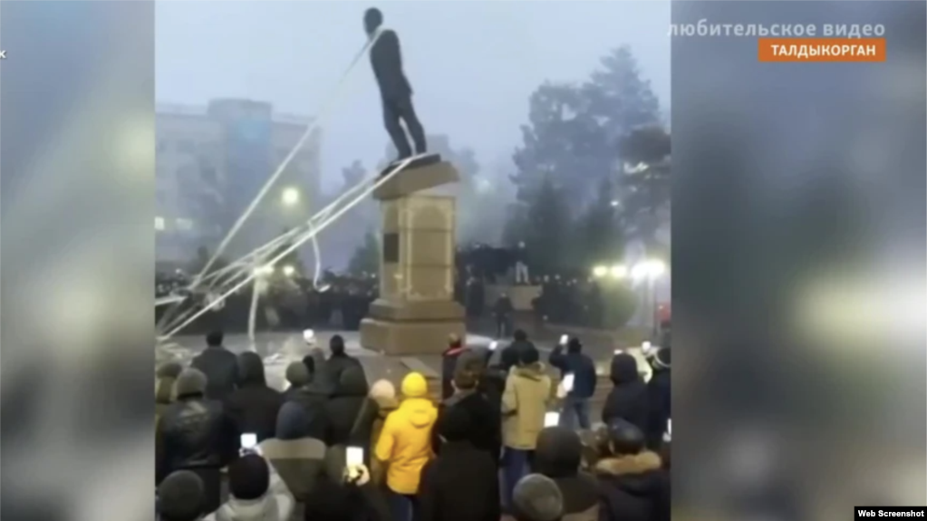 Снос памятника первому президенту Казахстана Нурсултану Назарбаеву во время Январских событий 2022 года. Талдыкорган