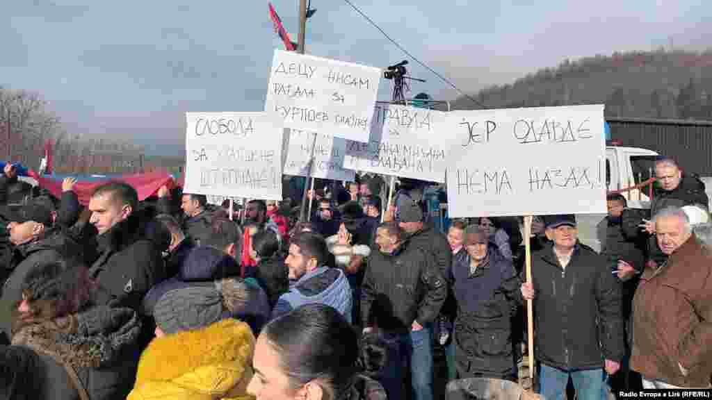 Disa nga qytetarët e mbledhur në Rudarë, me të cilët ka biseduar REL-i, thanë se kanë ardhur për të luftuar për të drejtat e tyre, por ka edhe nga ta që deklaruan se u detyruan të vijnë. Tubimet e tilla janë &ldquo;obligim pune&rdquo; për punonjësit në institucionet serbe në Kosovë.