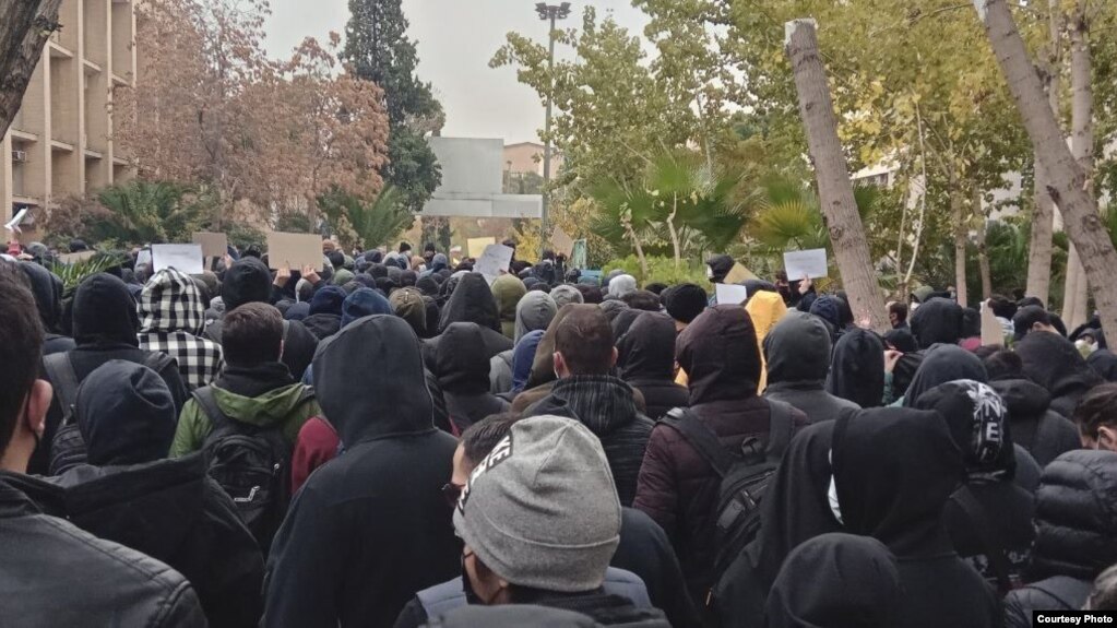 تصویری آرشیوی از اعتراضات پاییز گذشته دانشجویان در ایران