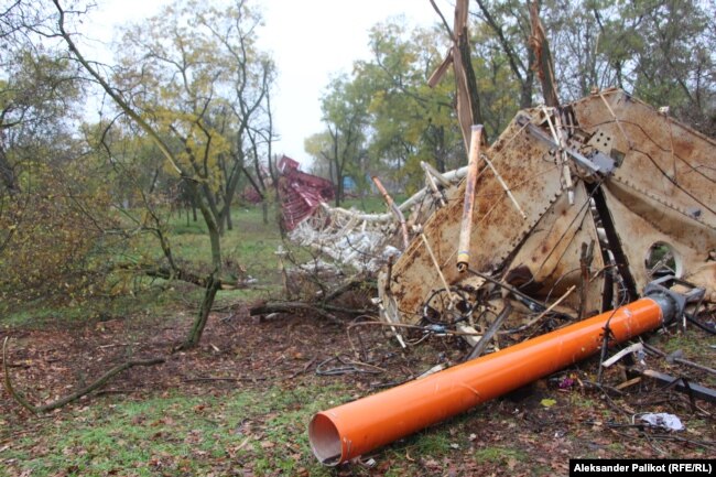 A TV tower collapsed in a Kherson city park.   -  -  Killing In Kherson