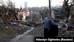 Разрушенная российским обстрелом улица в Киеве, 31 декабря 2022 года