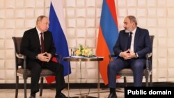 Armenian Prime Minister Nikol Pashinian (R) meets with Russian President Vladimir Putin in Yerevan. November 23, 2022. 