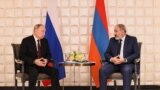 Президент РФ Владимир Путин (слева) и премьер-министр Армении Никол Пашинян, Ереван, 23 ноября 2022 г.
