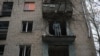 Ілюстраційне фото: місцевий житель Олександр Антоненко стоїть на балконі своєї квартири в будинку, пошкодженому російським обстрілом, Херсон, 27 листопада
