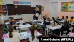  Anna Golinska este o învățătoare din Ucraina care s-a refugiat în R. Moldova și predă la gimnaziul „Taras Șevcenco”, acolo unde învață 42 de copii ucraineni.