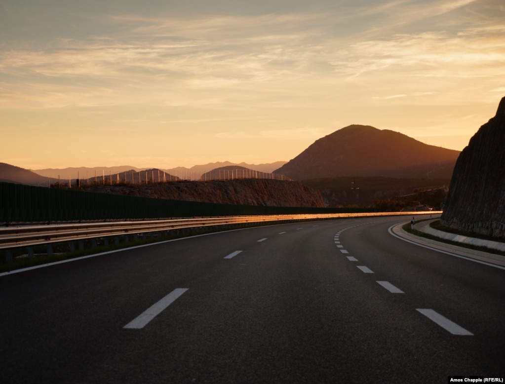 Një pjesë e zbrazët e autostradës gjatë perëndim të diellit