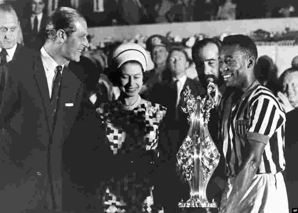 Britanska kraljica Elizabeta II i princ Philip&nbsp;uručuju pehar Peleu na stadionu u Rio de Janeiru, Brazil, tokom njihove državne turneje po Južnoj Americi,&nbsp;10. novembar 1968.