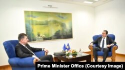 Косовскиот премиер Албин Курти и специјалниот претставник на ЕУ за дијалогот меѓу Косово и Србија Мирослав Лајчак