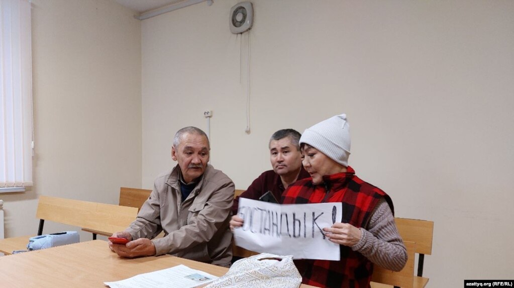 Активисты Маруа Ескендирова и Амангельды Оразбаев на суде по их делу. На заднем плане — активист Орынбай Охасов. Уральск, 25 ноября 2022 года 